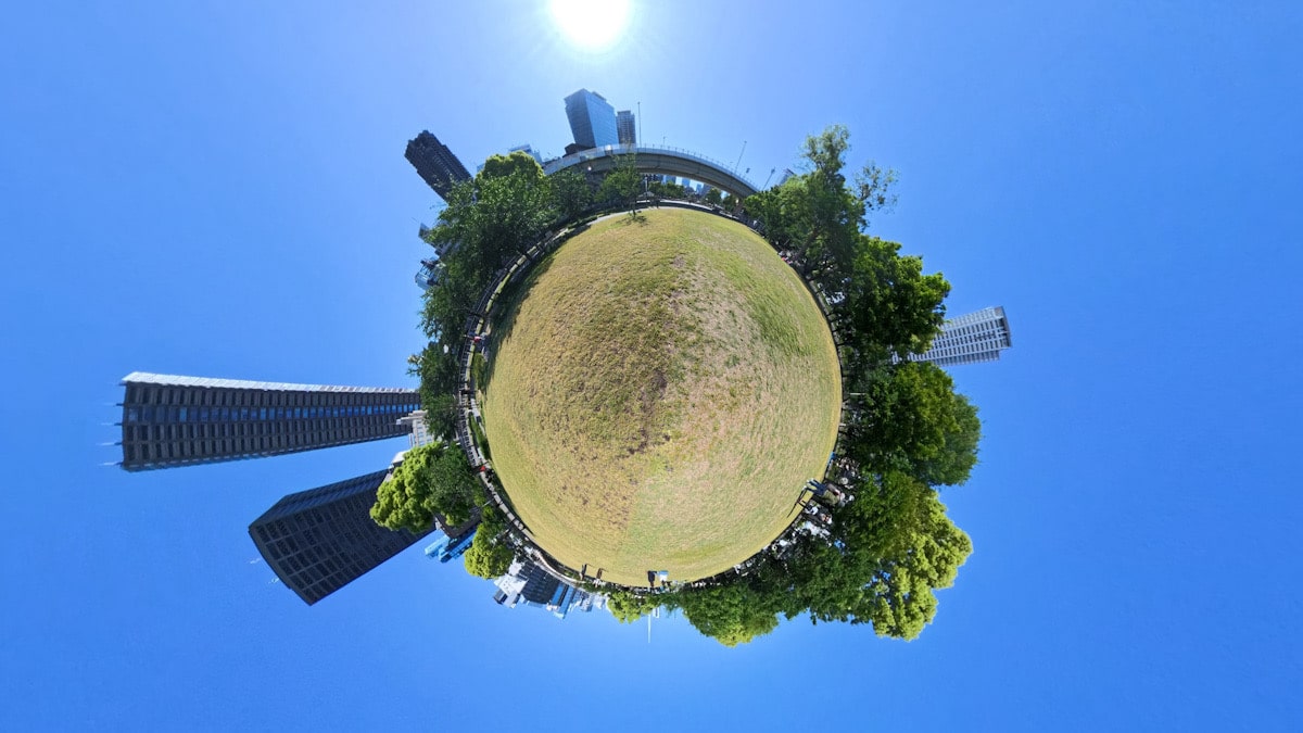 Insta360 X4で撮影した公園の球体写真