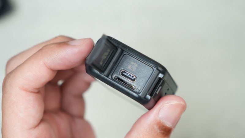 Osmo Nanoはディスプレイ側にmicroSDカードポート