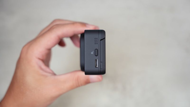 Insta360 GO Ultraのアクションポッドの側面のUSB-Cポート