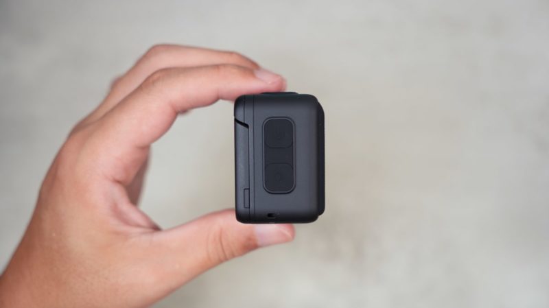 Insta360 GO Ultraのアクションポッドの側面の電源ボタン