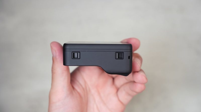 Insta360 GO Ultraのアクションポッドの底にあるクイックリリースの爪を受ける部分