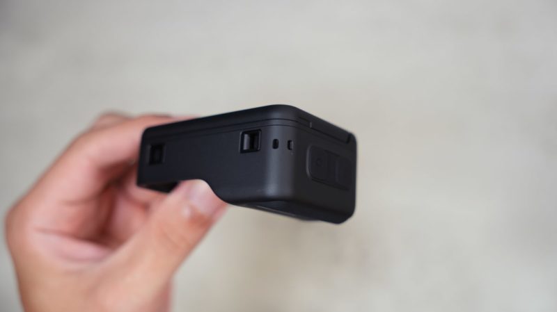 Insta360 GO Ultraのアクションポッドのストラップホール