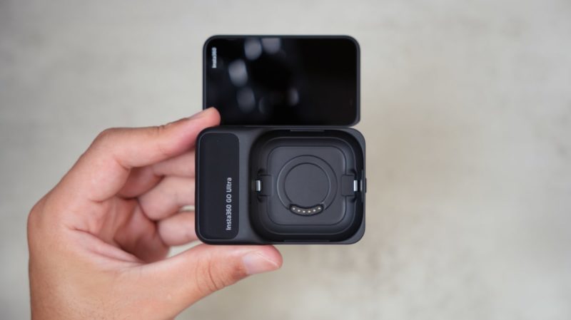 Insta360 GO Ultraのフリップアップ式スクリーンを正面に向けた