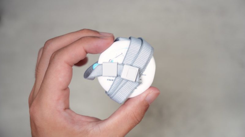 磁気ペンダントのストラップにある調整金具がマグネットにつく