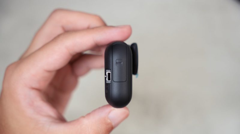 Insta360 GO UltraのmicroSDカードの投入口