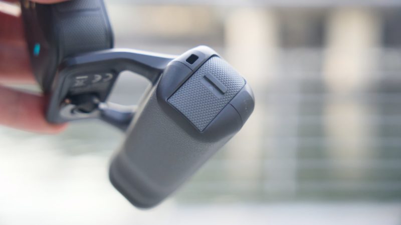 撮影グリップの底のフタを取り付け部分にX5のフタを取り付け