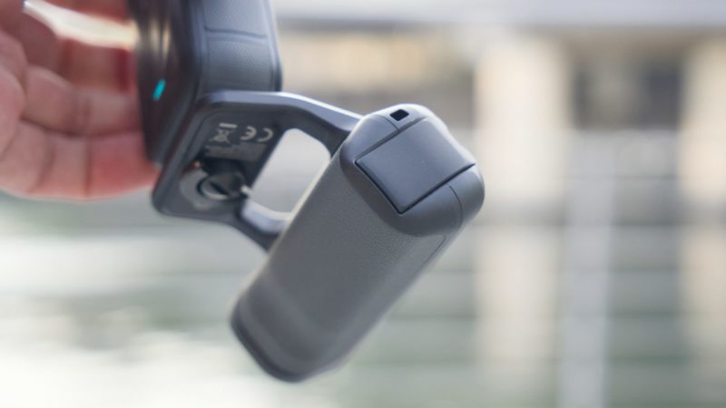 撮影グリップの底のフタ