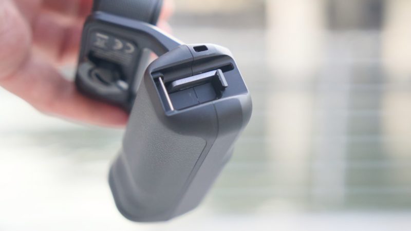 撮影グリップの底のフタをはずした内側にあるネジをしめるアクセサリー